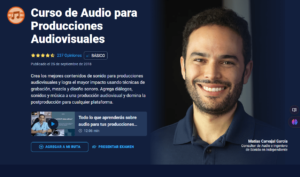 Instructor sonriente en curso audiovisual.