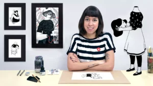 Ilustradora con sus obras en estudio.