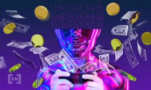Persona jugando videojuegos con monedas y billetes.
