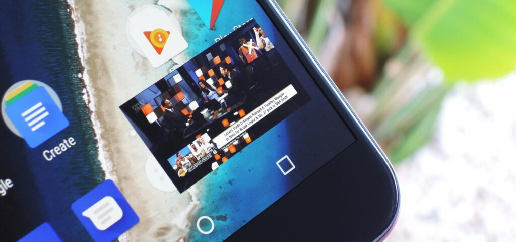 Smartphone con aplicaciones y video en pantalla.
