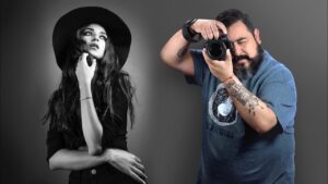 Fotógrafo capturando a modelo en estudio