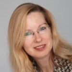 Mujer rubia con gafas y sonrisa