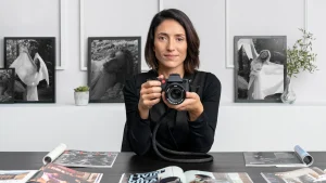 Mujer con cámara en estudio fotográfico