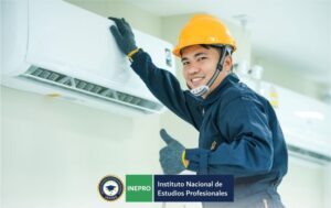 Técnico instalando aire acondicionado, Instituto Nacional.