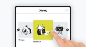 Tablet mostrando cursos de Udemy en negocios.