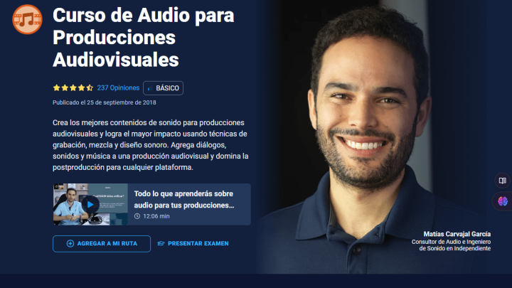 Instructor sonriente en curso audiovisual.