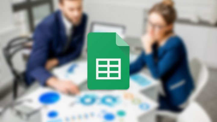 Personas trabajando con Google Sheets
