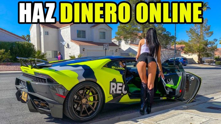 Coche deportivo en vecindario con mujer al lado.